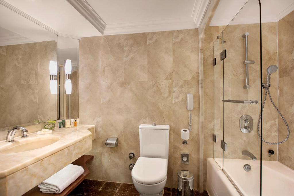 غرفة مطلة على المدينة