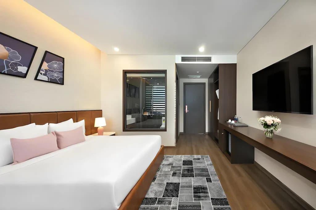 ديلوكس مطل على المدينة و شرفة و حوض استحمام	