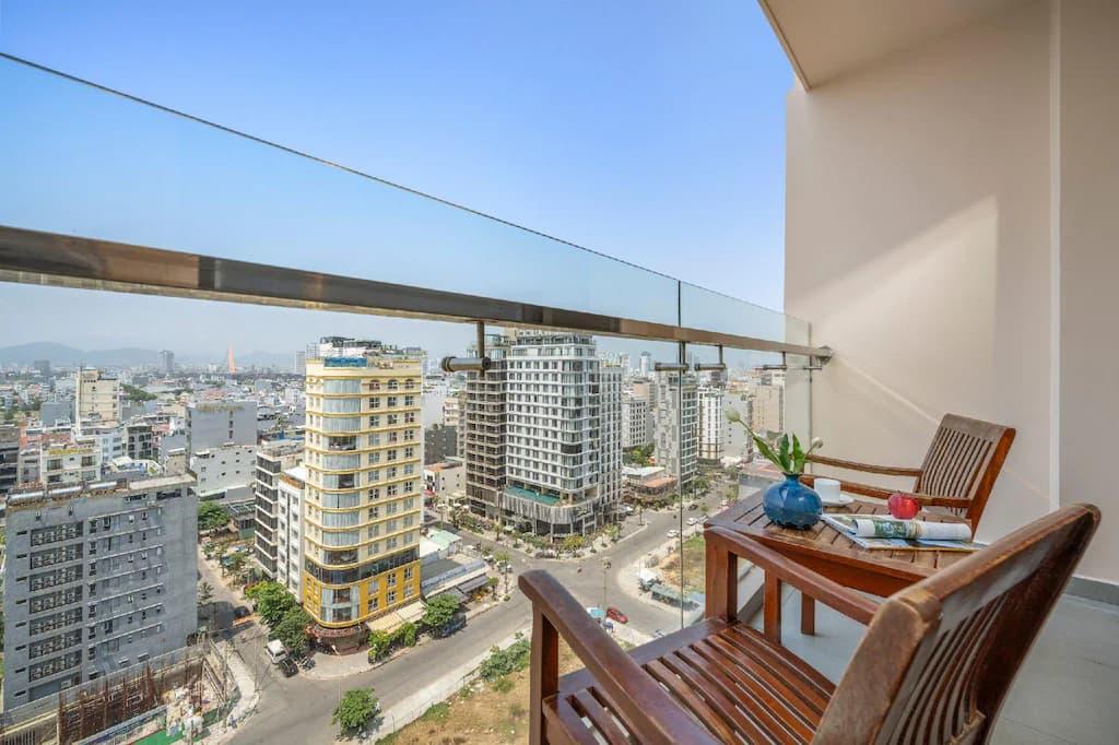 غرفة ثلاثية مع شرفة اطلالة على المدينة