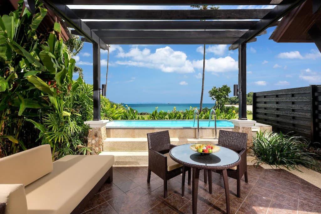 فيلا مواجهة للشاطئ مع مسبح	