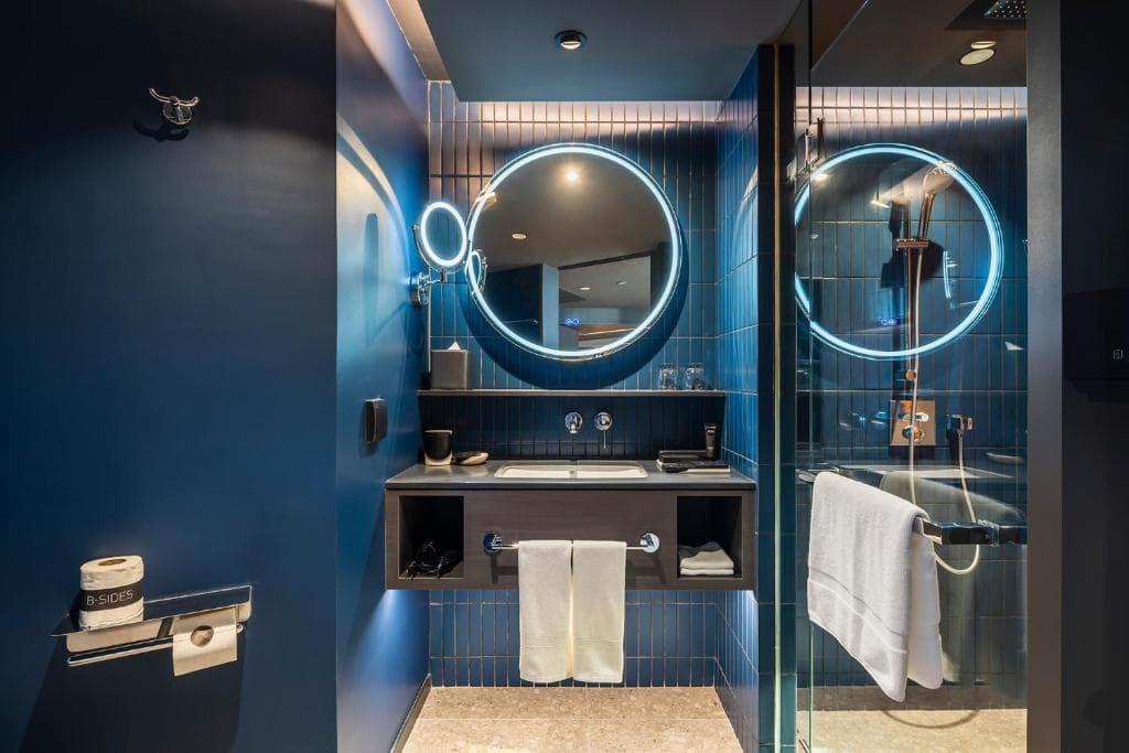 روك رويالتي مطل على البحر