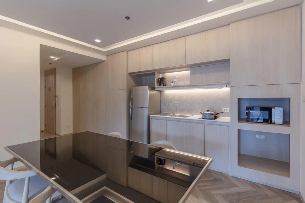 جناح من غرفة نوم مع حوض جاكوزي