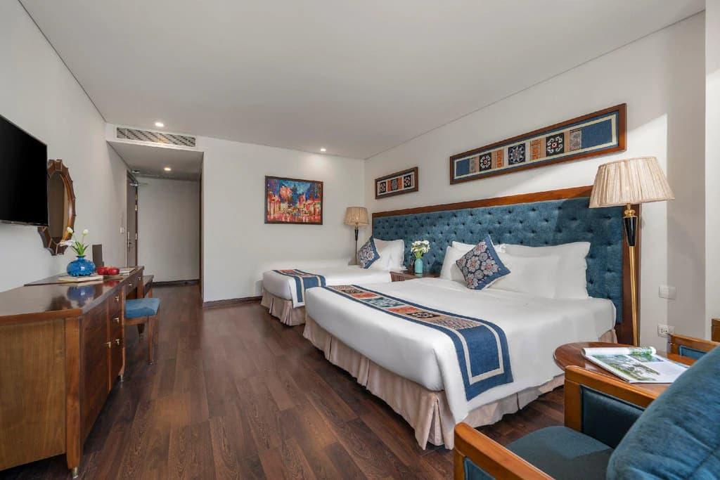 غرفة ثلاثية مع شرفة اطلالة على البحر