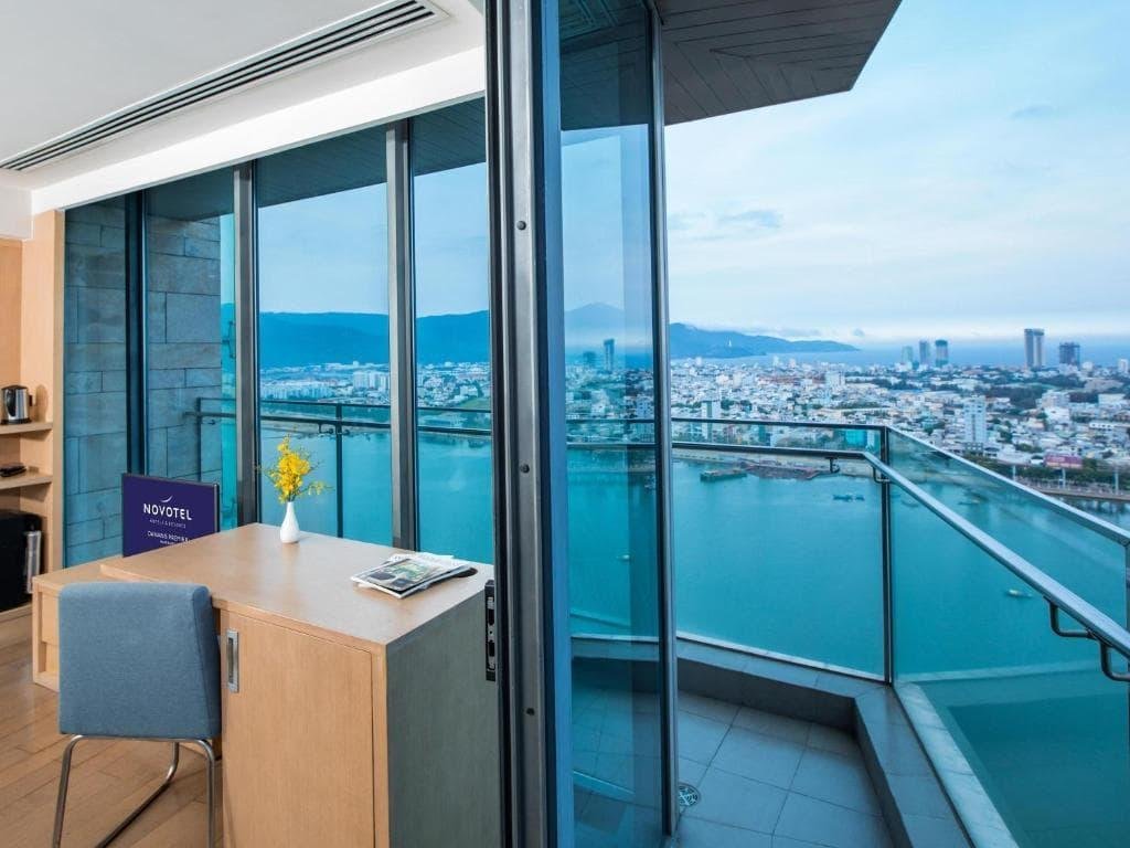 غرفة زاوية مع شرفة وإطلالة بانورامية على النهر	