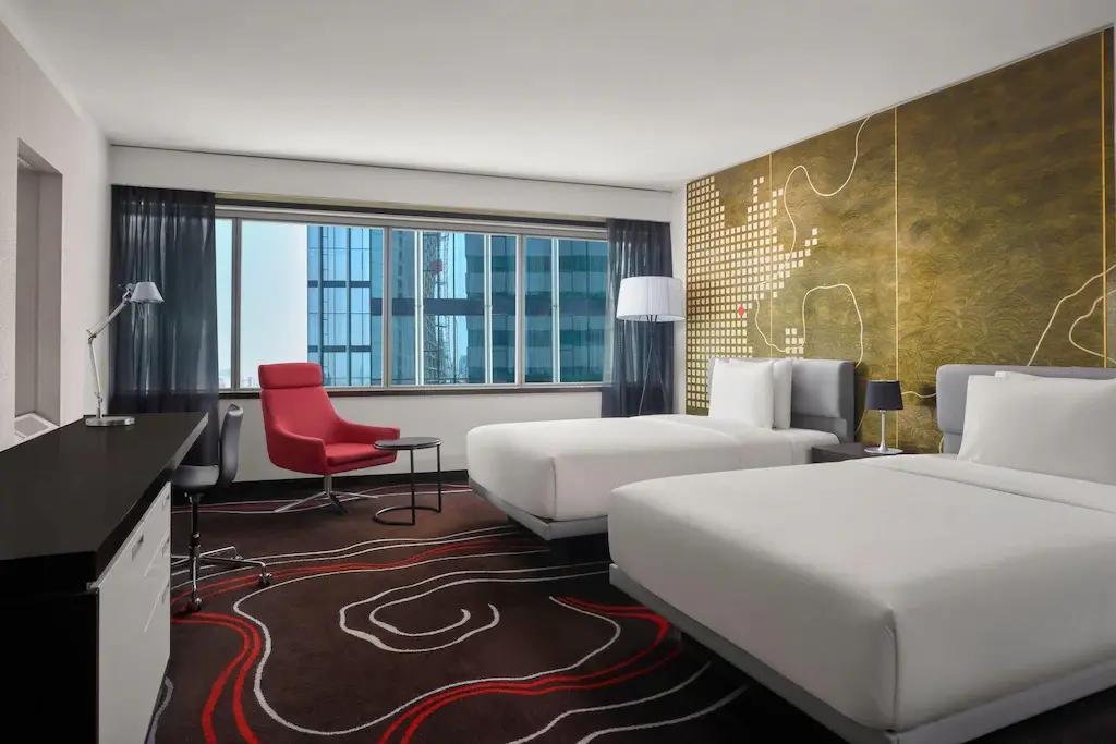 غرفة مع سريرين مزدوجين