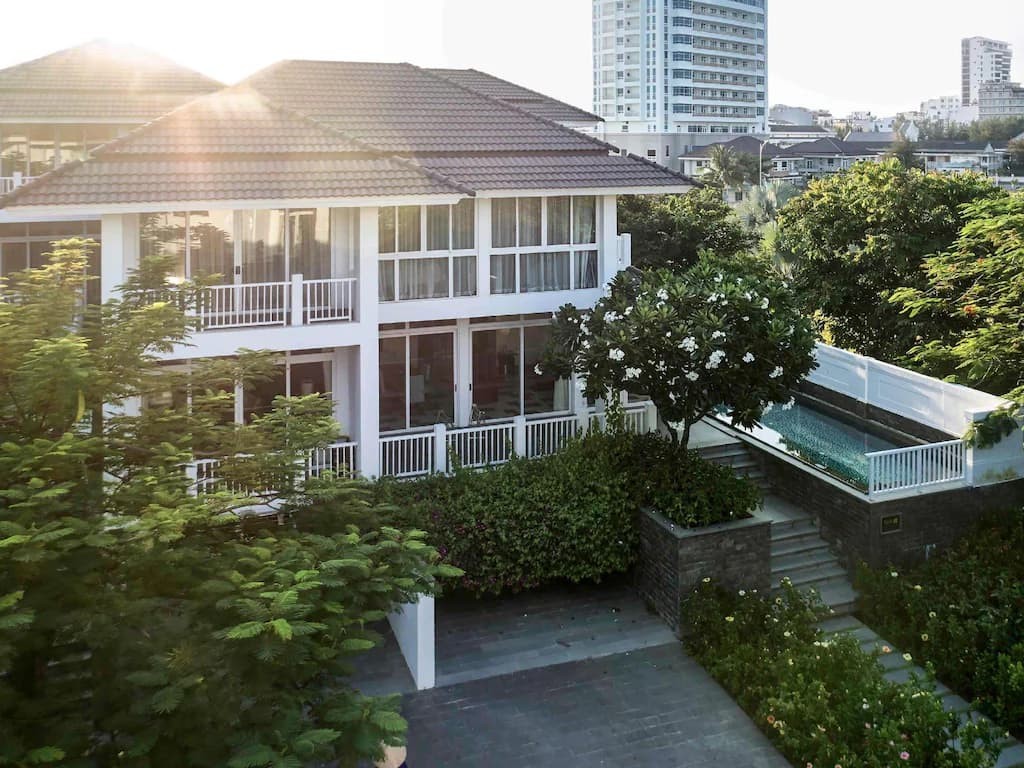 فيلا مطلة على الحديقة 4 غرف نوم مع مسبح خاص	