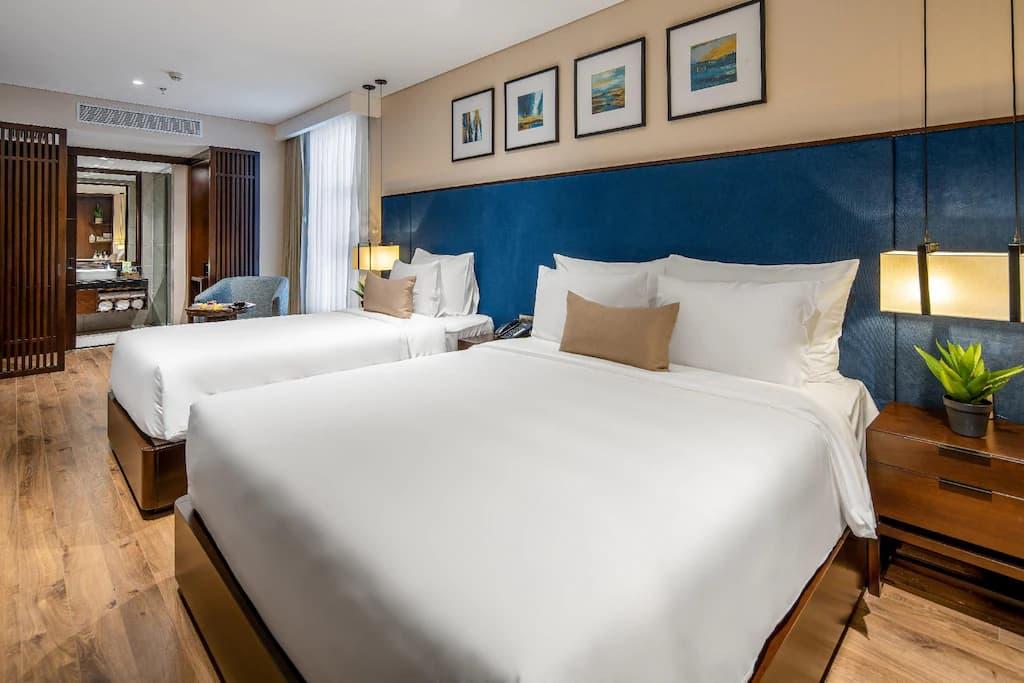 غرفة ثلاثية رئيسية مع عرض سبا	