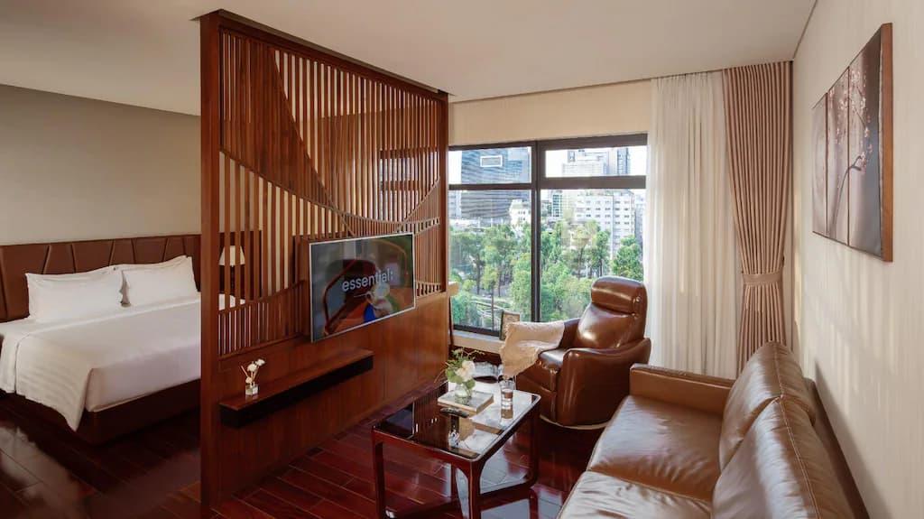 جناح مع جاكوزي وإطلالة على المدينة