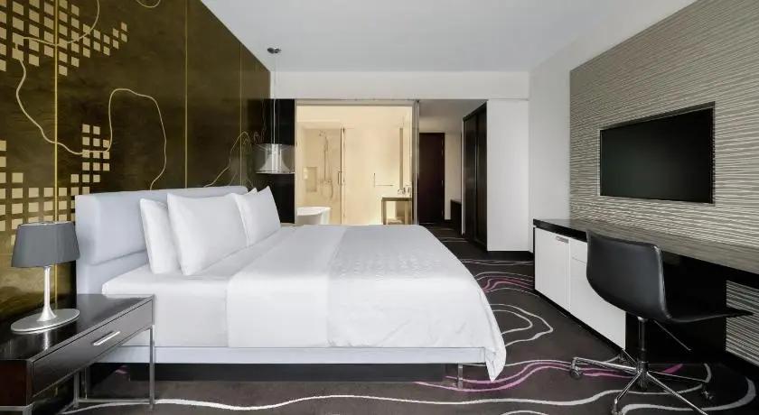 غرفة مطلة على النهر