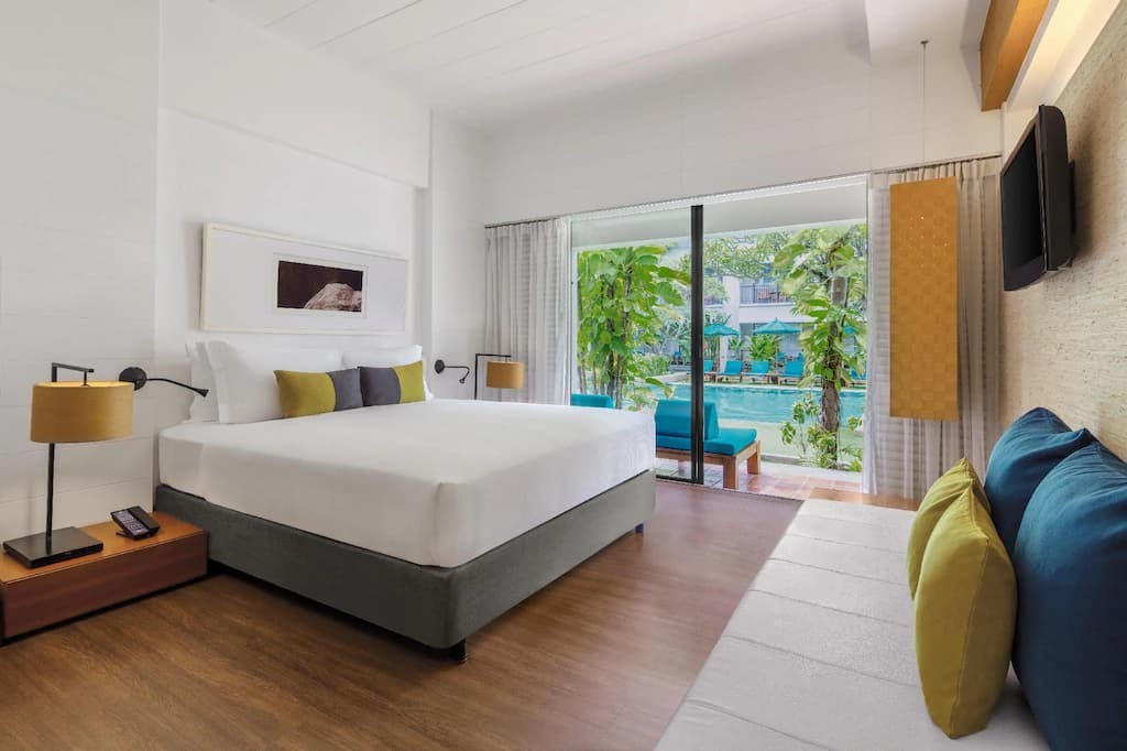 ديلوكس بجانب المسبح