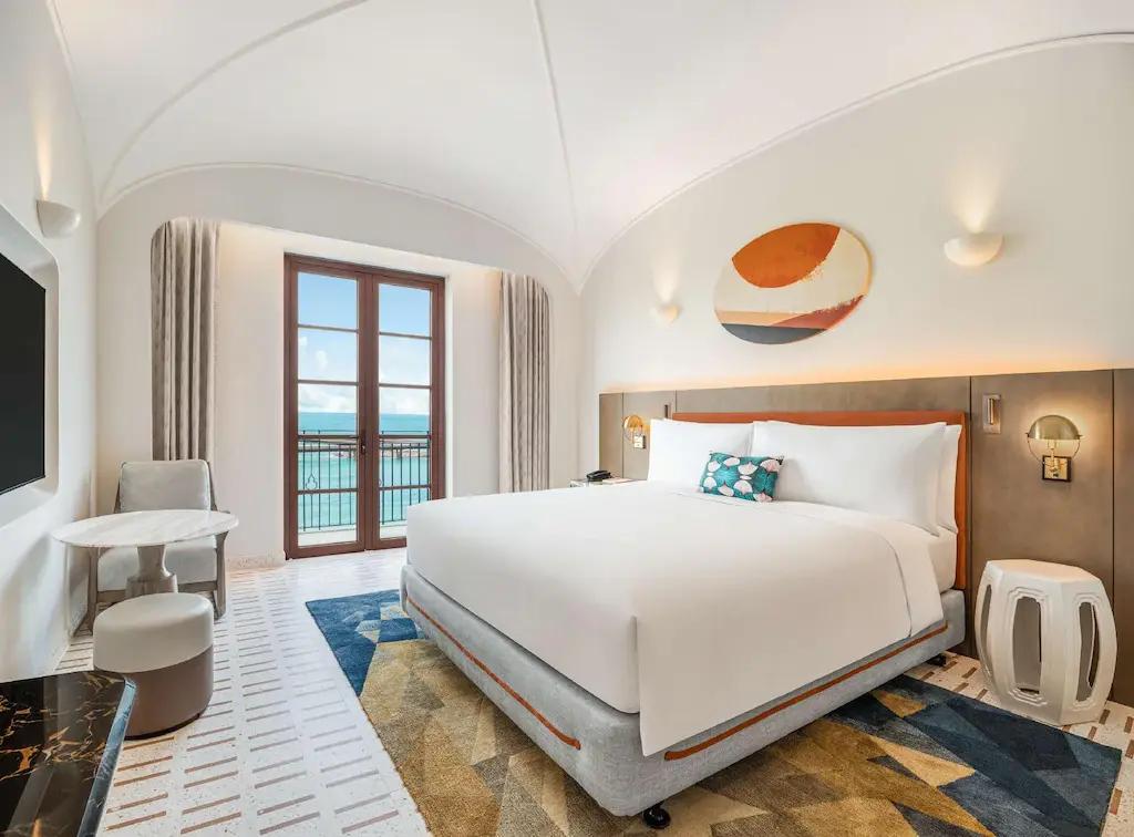 غرفة عائلية مع شرفة وإطلالة على المحيط