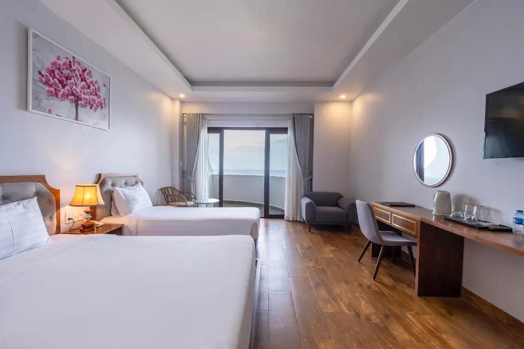 اكزكتيف ثلاثية مطله على البحر