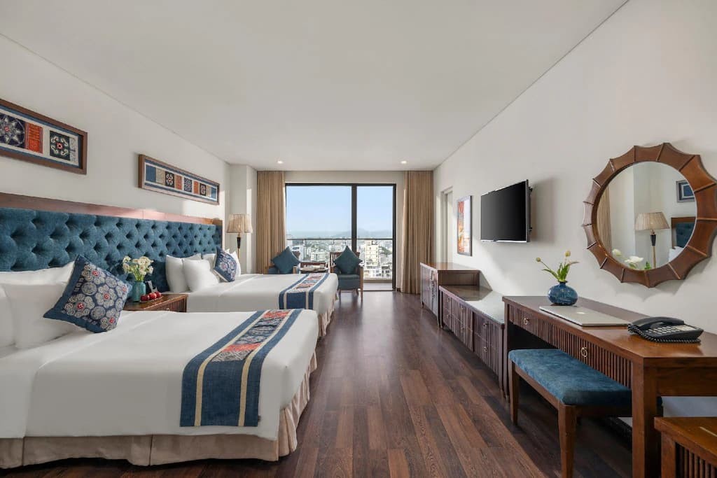 غرفة ثلاثية مع شرفة اطلالة على المدينة