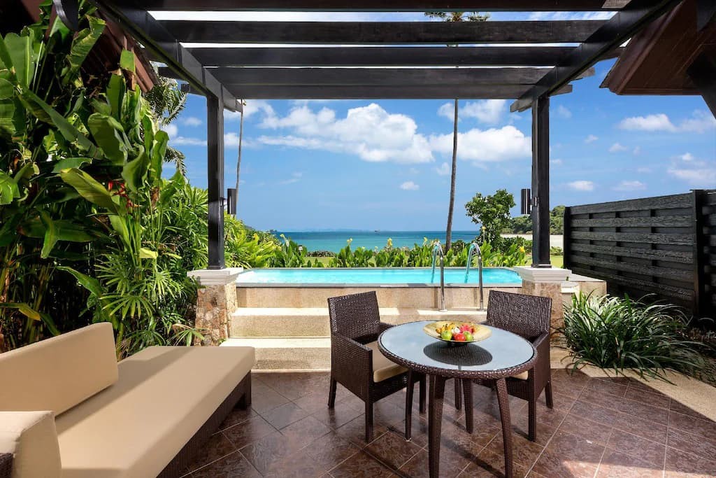 فيلا مواجهة للشاطئ مع مسبح	