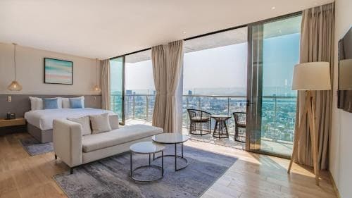 جناح جونيور بانوراما بإطلالة على المدينة مع شرفة وحوض استحمام