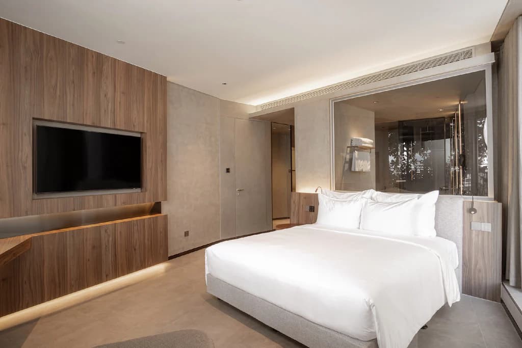 غرفة عائلية متصلة مع حوض استحمام