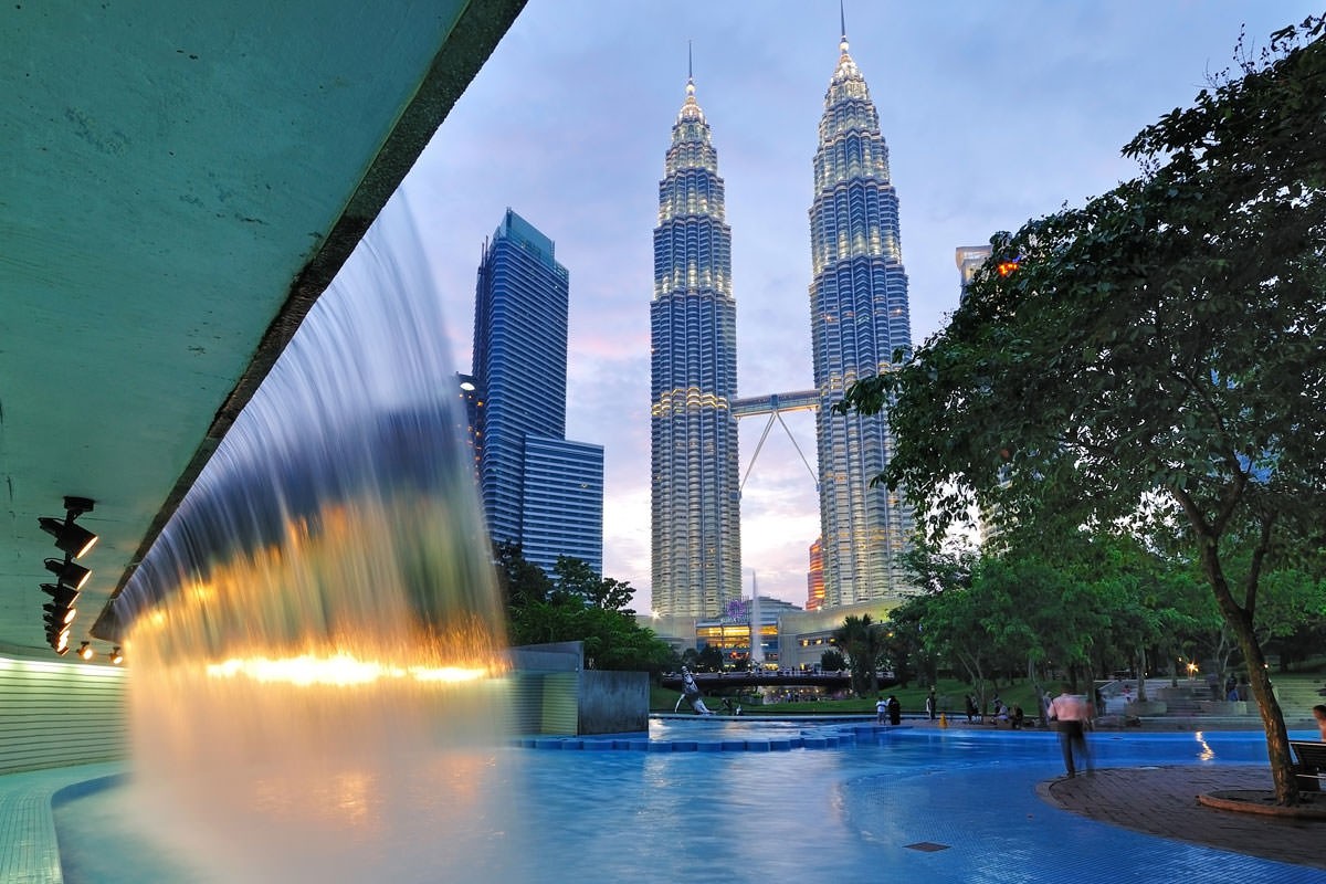 Две башни в малайзии. Горизонтальный небоскреб в сингапуре. Отель на трех башнях сингапур. Башни петронас малайзия. Сингапур башни петронас.